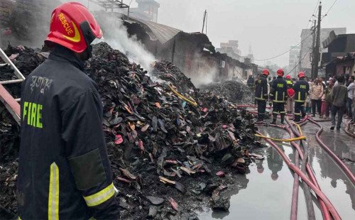 রাজধানী ঢাকাতে জুতার কারখানায় আগুন 