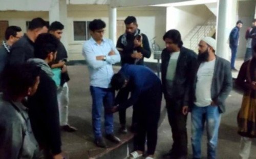 পা ধরে ক্ষমা চাইলেন শিক্ষককে মারতে আসা যুবক 