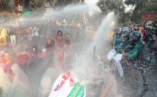 প্রাথমিক শিক্ষক নিয়োগ প্রত্যাশীদের  আন্দোলনে পুলিশের বাধা ও জলকামান নিক্ষেপ