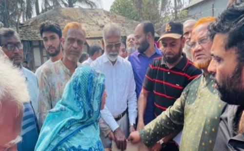 শরীয়তপুরে অগ্নিকান্ডে ক্ষতিগ্রস্ত ১৩ পরিবারের পাশে সাবেক এমপি নাসির উদ্দীন কালু 