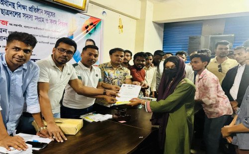 গোপালগঞ্জে শিক্ষার্থীদের মাঝে ছাত্রদলের প্রাথমিক সদস্য ফরম বিতরণ 