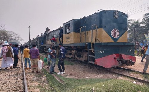 গফরগাঁওয়ে মহুয়া কমিউটার ট্রেন 