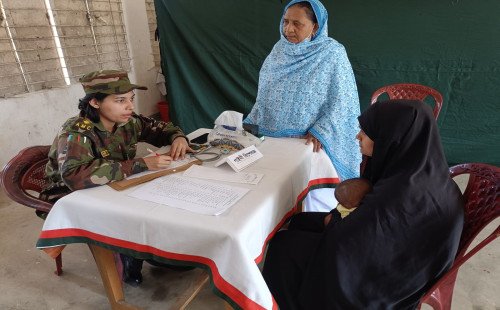 পানছড়িতে অসহায়দের পাশে সেনাবাহিনী 
