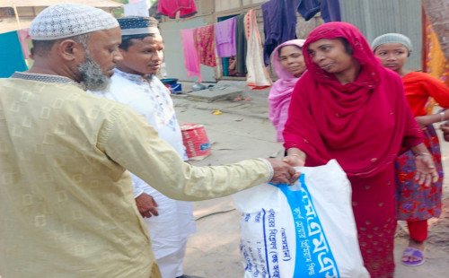 শরীয়তপুর পৌরসভার ৩নং ওয়ার্ডে অসহায়দের মাঝে শহর আলীর ঈদ উপহার বিতরণ 