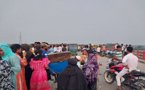 গফরগাঁওয়ে ব্রহ্মপুত্র নদে খুরশিদমহল   ব্রিজে মানুষের ঢল 