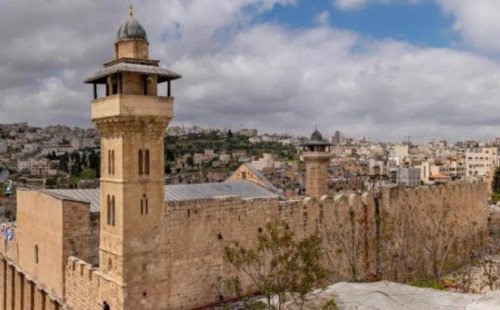 ফিলিস্তিনের ঐতিহাসিক ইব্রাহিমি মসজিদে তালা দিয়েছে ইসরায়েলি বাহিনী 