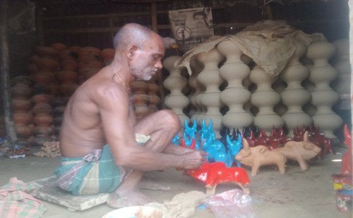 আধুনিকতার ছোঁয়ায় হারিয়ে যাচ্ছে অষ্টগ্রামের ঐতিহ্যবাহী মৃৎশিল্প 
