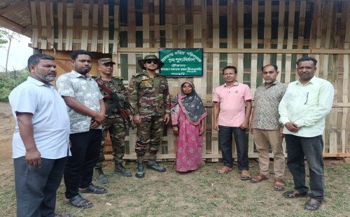 ‎পানছড়িতে দুই অসহায় পরিবারের মাঝে সেনাবাহিনীর নতুন ঘর উপহার   ‎ 