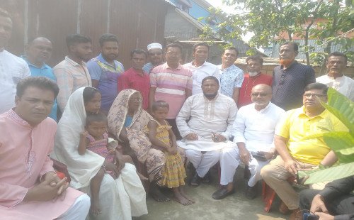 অষ্টগ্রামে বজ্রপাতে নিহত ইন্দ্রজিতের পরিবারের সাথে সাক্ষাৎ করলেন জেলা কৃষক দলের নেতৃবৃন্দ 