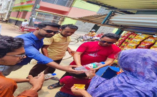 সাপাহারে প্রখর রোদে অসহায় মানুষের পাশে ছাত্রদল 