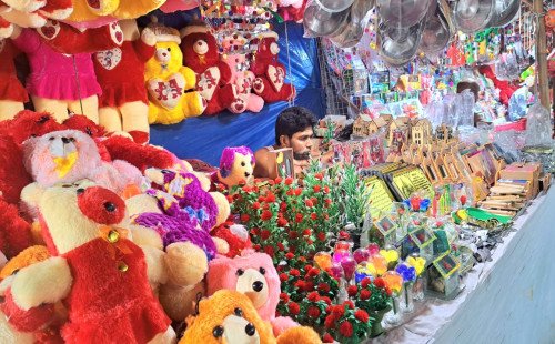 অস্কার বিজয়ী চলচ্চিত্রকার সত্যজিৎ রায়ের পৈত্রিক বাড়িতে   বৈশাখী মেলার শুভ উদ্বোধন করা হয়েছে 