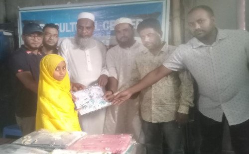 অষ্টগ্রামে মাদ্রাসা ছাত্রীদের মাঝে বস্ত্র বিতরণ 