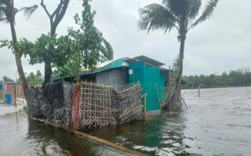 সেন্টমার্টিনে পানির নিচে শতাধিক বাড়ি, চারপাশে ভাঙন 