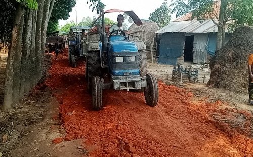 সাপাহারে সমাজসেবীগণ ও এলাকাবাসীর উদ্যোগে কলমুডাঙ্গা বলদিয়াঘাটের বেহাল রাস্তা দুটির সংস্কার কাজ চলছে 