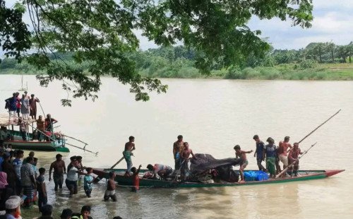 গফরগাঁওয়ে ব্রহ্মপুত্র নদে নৌকাডুবিতে তিন শিক্ষার্থী নিখোঁজ, এক ছাত্রীর লাশ উদ্ধার 