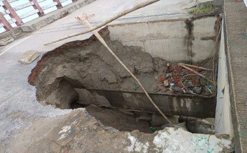 অষ্টগ্রাম-চাতলপাড় সড়কে ভাঙ্গন : দু’র্ভোগে এলাকাবাসী 