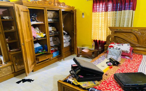 শরীয়তপু‌রে সাংবা‌দি‌কের চাচার ঘ‌রে দুর্ধর্ষ চু‌রি: নি‌য়ে গে‌ছে ২৬ ভ‌রি স্বর্নলংকার 