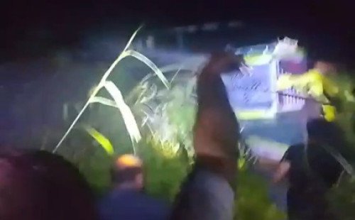 মাদারীপুরে অবৈধভাবে নদ থেকে বালু উত্তোলনের ঘটনায় ড্রেজার মেশিন পুড়িয়ে দিল স্থানীয়রা 