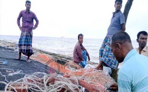 সাগরে কাঙ্ক্ষিত মাছ না পেয়ে হতাশ জেলেরা 