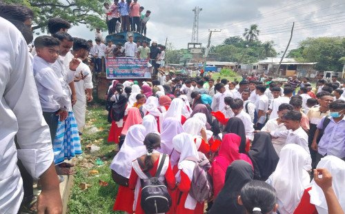 গফরগাঁওয়ে শিশু সাদাব হত্যার সুষ্ঠু তদন্ত,  বিচারের দাবিতে বিক্ষোভ ও ট্রেন অবরোধ 