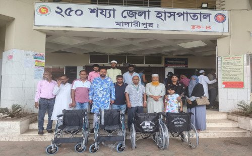 রোগীদের জন্য হুইল চেয়ার দেয়া হয়েছে মাদারীপুর সদর হাসপাতালে 