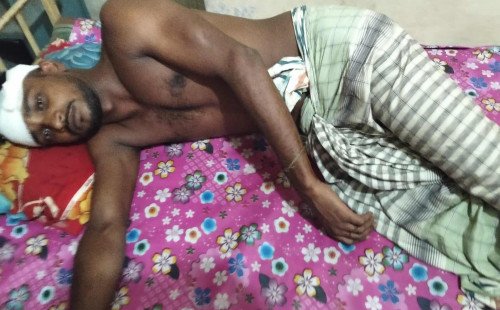 শার্শায় পূর্ব শত্রুতার জেরে যুবককে কুপিয়ে জখম, হাসপাতালে ভর্তি 