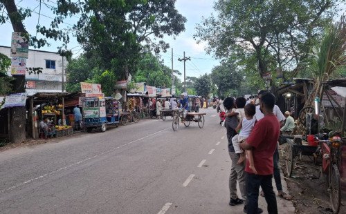 মহাসড়কের জায়গা দখল, নজর নেই কর্তৃপক্ষের 