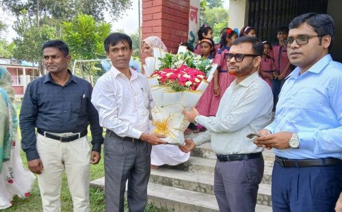 গফরগাঁওয়ে প্রাথমিক বিদ্যালয় পরিদর্শনে জেলা প্রশাসক 